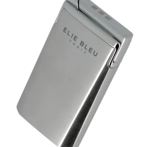 Briquet Elie Bleu J15 Laqué Monochrome Chrome, vue trois quarts - Accessoire exclusif.