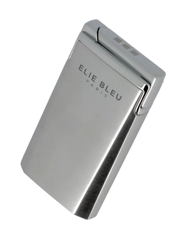 Briquet Elie Bleu J15 Laqué Monochrome Chrome, vue trois quarts - Accessoire exclusif.