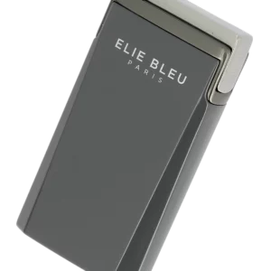 Briquet Elie Bleu J15 Laqué Monochrome Gris Gunmetal, vue trois quarts - Accessoire exclusif pour connaisseurs.