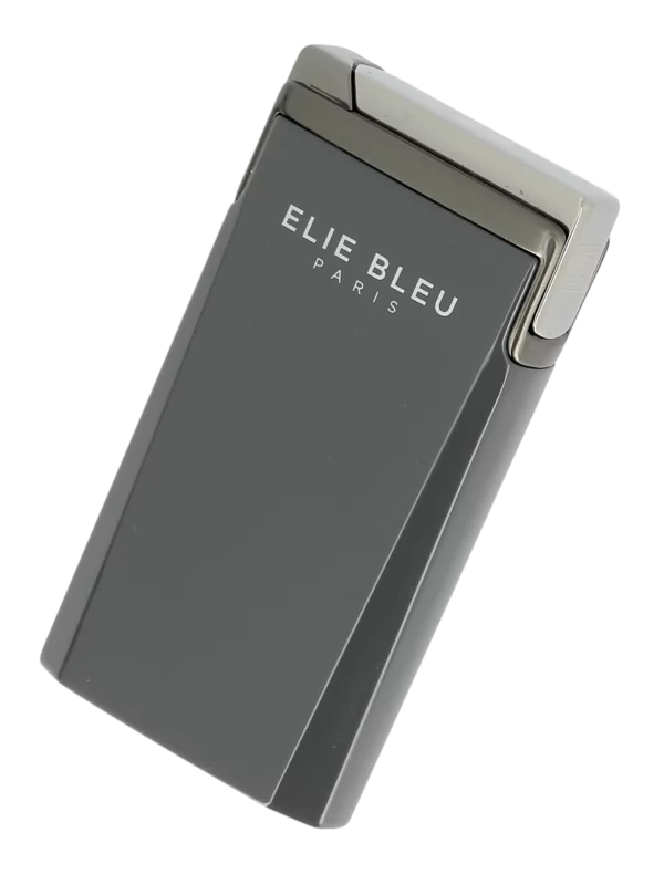 Briquet Elie Bleu J15 Laqué Monochrome Gris Gunmetal, vue trois quarts - Accessoire exclusif pour connaisseurs.