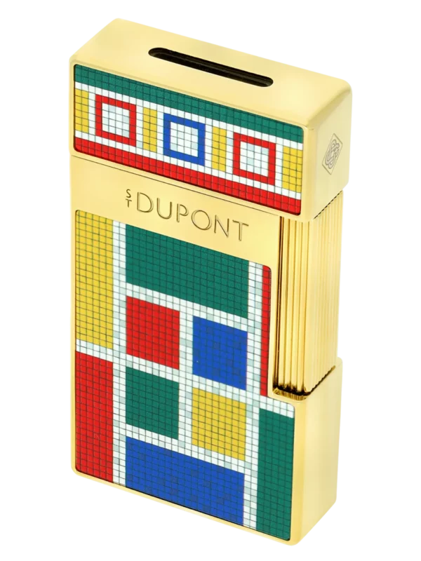 Vue trois quarts du briquet S.T. Dupont Biggy, finition en laque Casablanca, un accessoire chic pour fumeurs exigeants.