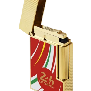 Vue du briquet S.T. Dupont Ligne 2 ouvert, édition 24 Heures du Mans, finition dorée avec laque rouge, blanche, verte et jaune.