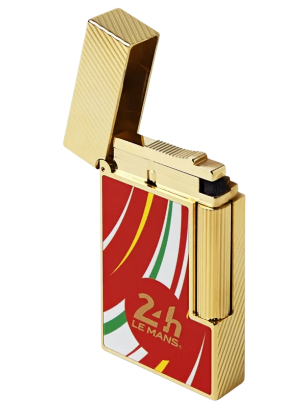 Vue du briquet S.T. Dupont Ligne 2 ouvert, édition 24 Heures du Mans, finition dorée avec laque rouge, blanche, verte et jaune.