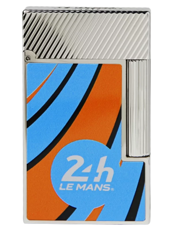 Vue de face du briquet S.T. Dupont Ligne 2, édition 24 Heures du Mans, finition palladium avec laque bleue, orange et blanche.