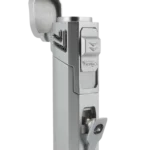 Briquet Vector Quattro chrome satin, vue trois quarts - Accessoire haut de gamme.