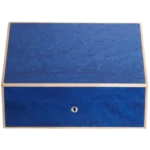 Vue de dessus de la cave à cigares Elie Bleu Madrona bleu, capacité de 75 cigares, disponible chez A La Civette Paris.