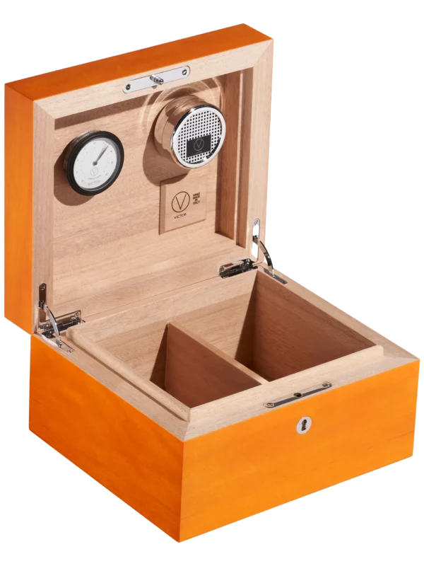 Cave à cigares Victor Orange, vue trois quarts, capacité de 40 cigares, disponible chez A La Civette Paris.