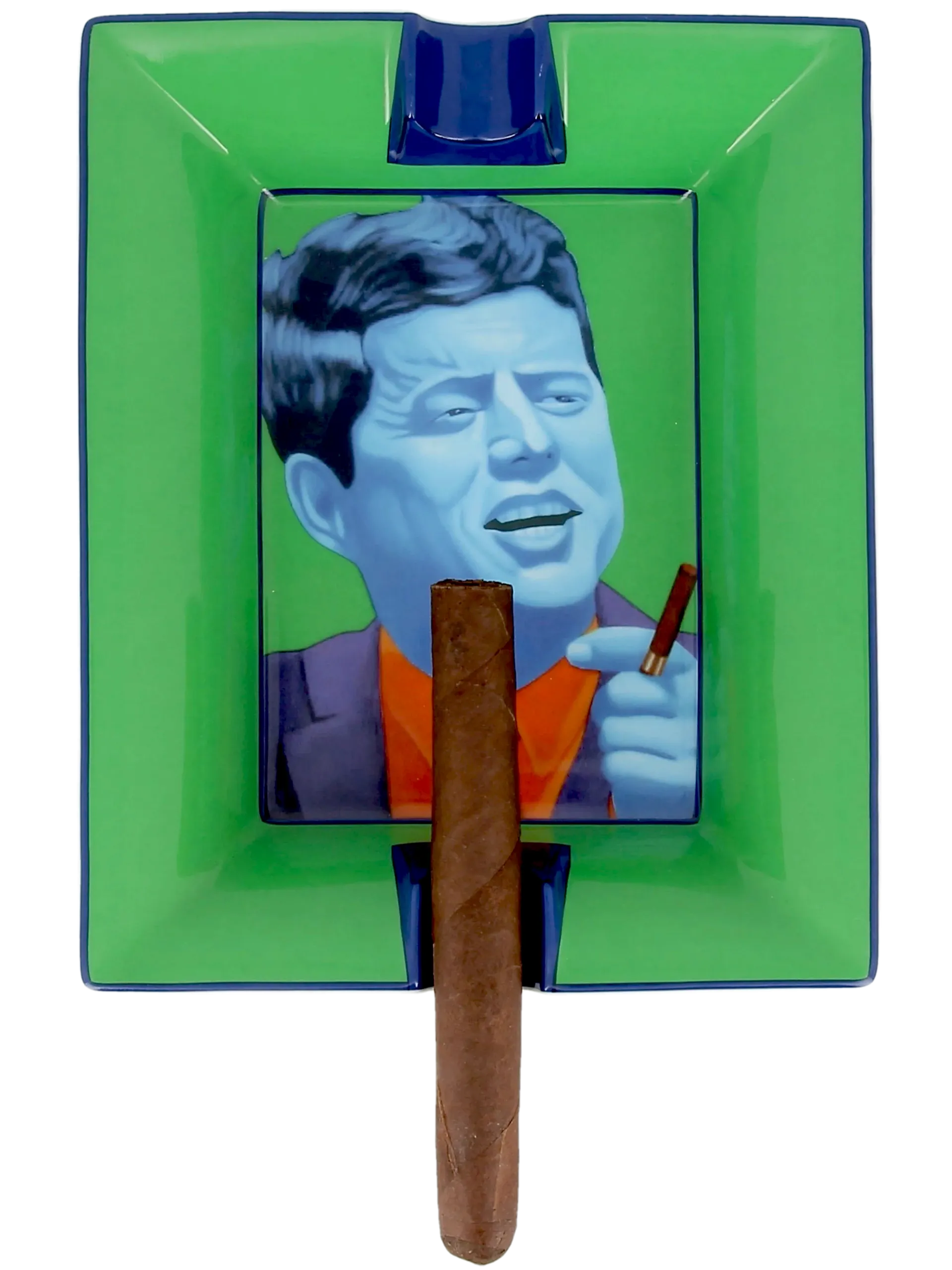 Cendrier Siglo JFK avec un cigare, alliance parfaite entre prestige et élégance - A La Civette.