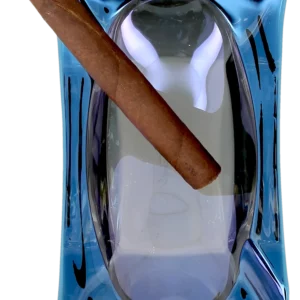 Cendrier Vector Bleu avec un cigare, élégance et fonctionnalité réunies - A La Civette.