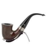 Pipe Peterson Sherlock Holmes Dark Smooth Originale P-Lip Unie en finition naturelle, sans filtre, vue de profil sur son support - A La Civette.