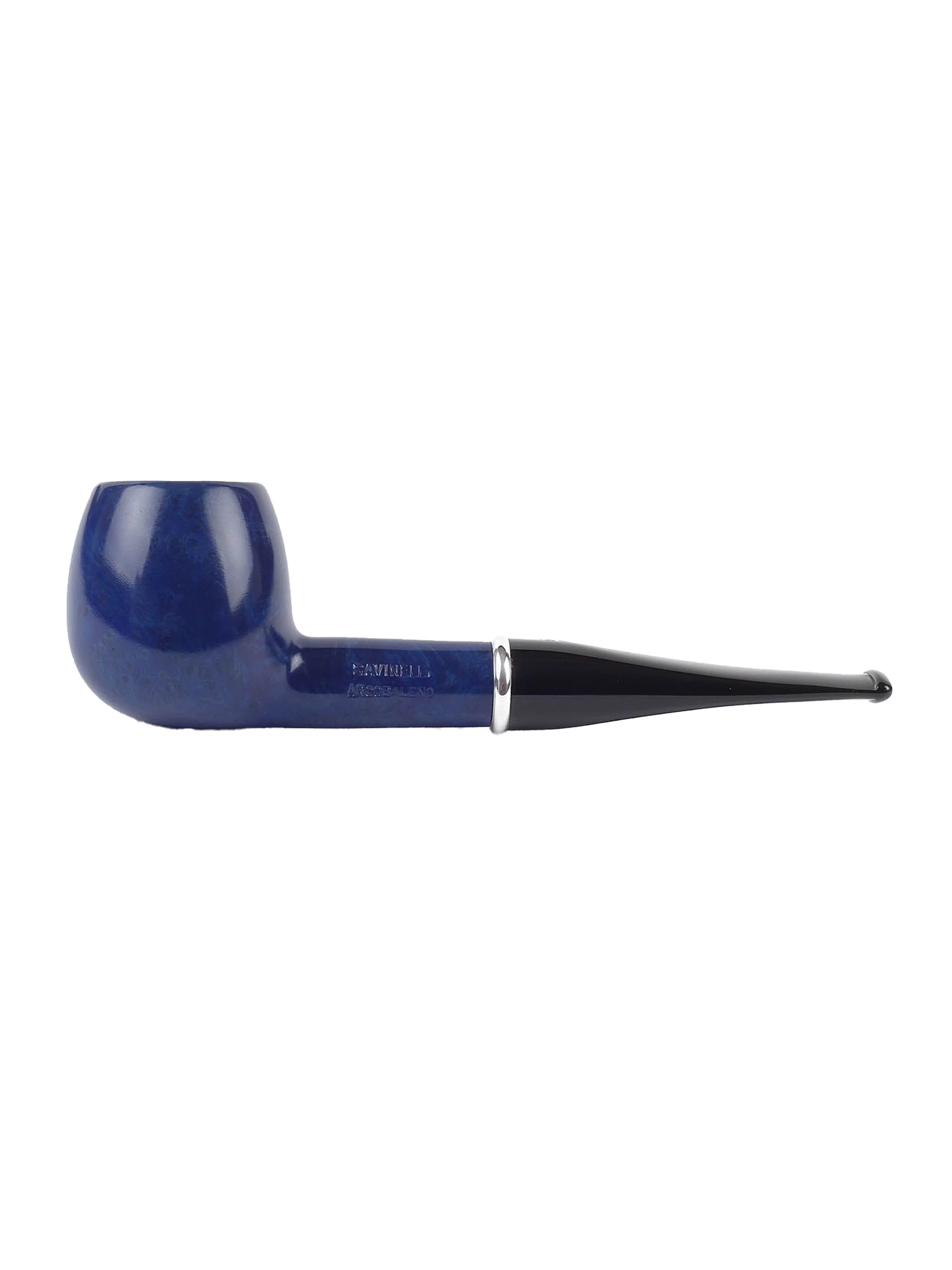 Pipe Savinelli Arcobaleno Bleue en vue de profil, forme droite, finition vernie, filtre 9 mm - A La Civette.