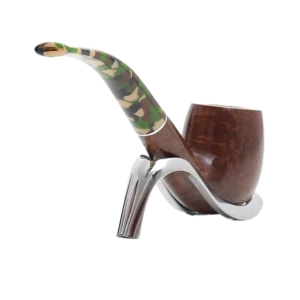 Pipe Savinelli Camouflage 606 KS sur support, vue arrière, forme courbée, finition naturelle, filtre 9 mm - A La Civette.