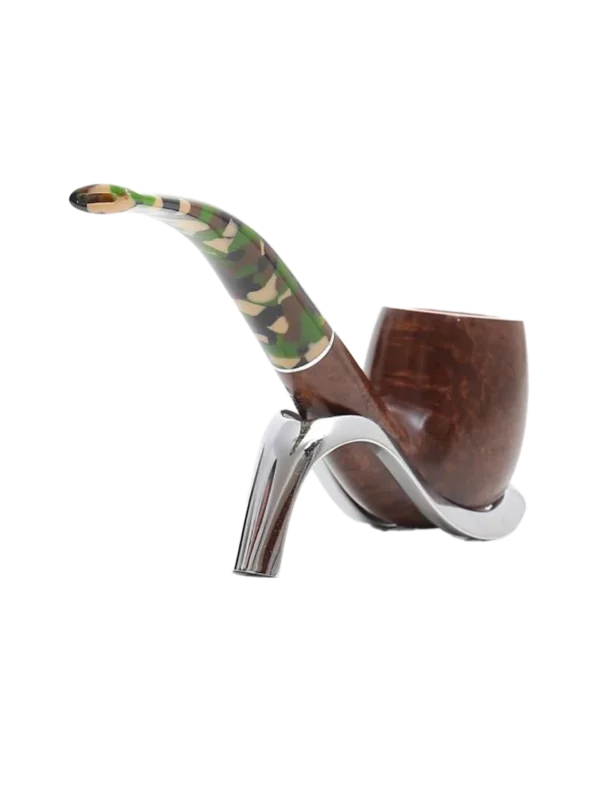 Pipe Savinelli Camouflage sur support, vue arrière, forme courbée, finition naturelle, filtre 9 mm - A La Civette.