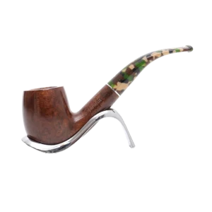 Pipe Savinelli Camouflage 606 KS sur support, vue de profil, forme courbée, finition naturelle, filtre 9 mm - A La Civette.