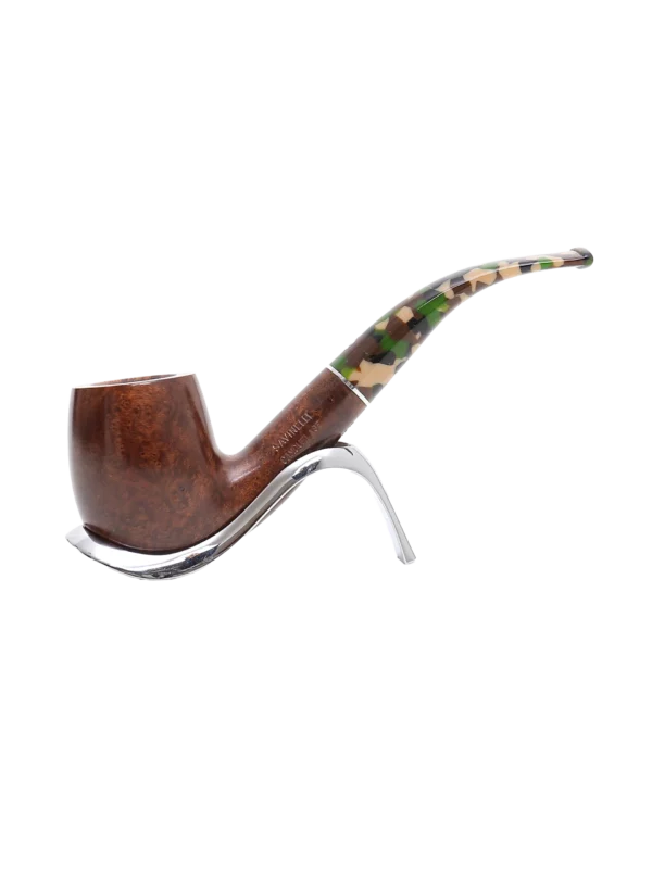 Pipe Savinelli Camouflage 606 KS sur support, vue de profil, forme courbée, finition naturelle, filtre 9 mm - A La Civette.