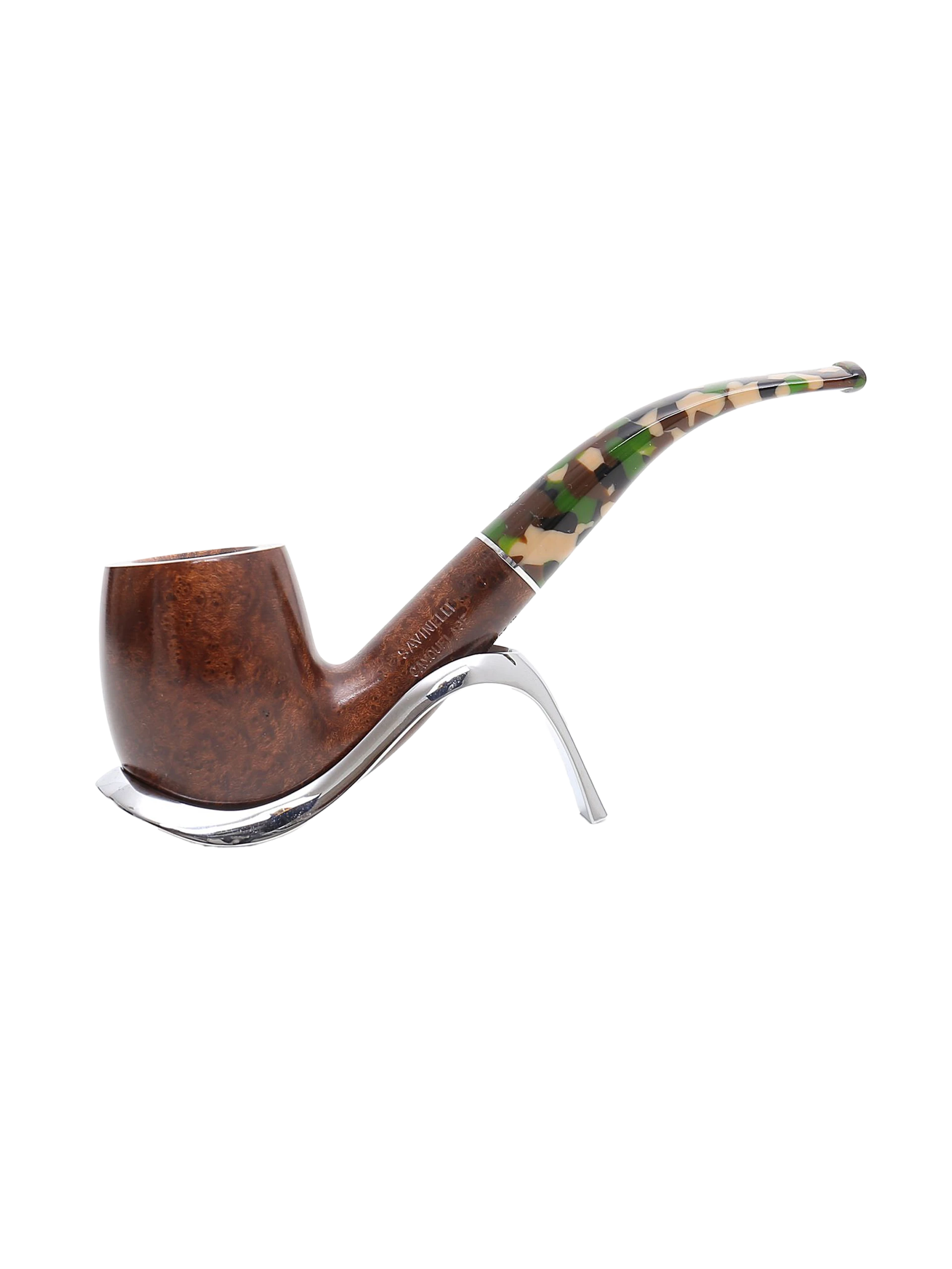 Pipe Savinelli Camouflage 606 KS sur support, vue de profil, forme courbée, finition naturelle, filtre 9 mm - A La Civette.