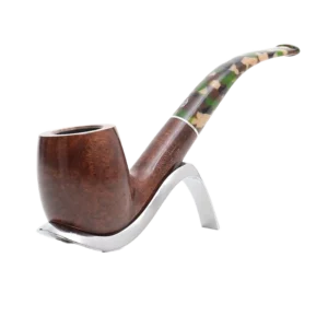 Pipe Savinelli Camouflage 606 KS sur support, vue trois quarts, forme courbée, finition naturelle, filtre 9 mm - A La Civette.