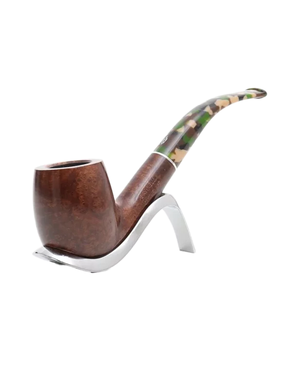 Pipe Savinelli Camouflage sur support, vue trois quarts, forme courbée, finition naturelle, filtre 9 mm - A La Civette.