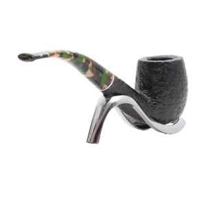 Pipe Savinelli Camouflage sur support, vue arrière, forme courbée, finition noir rustique, filtre 9 mm - A La Civette.