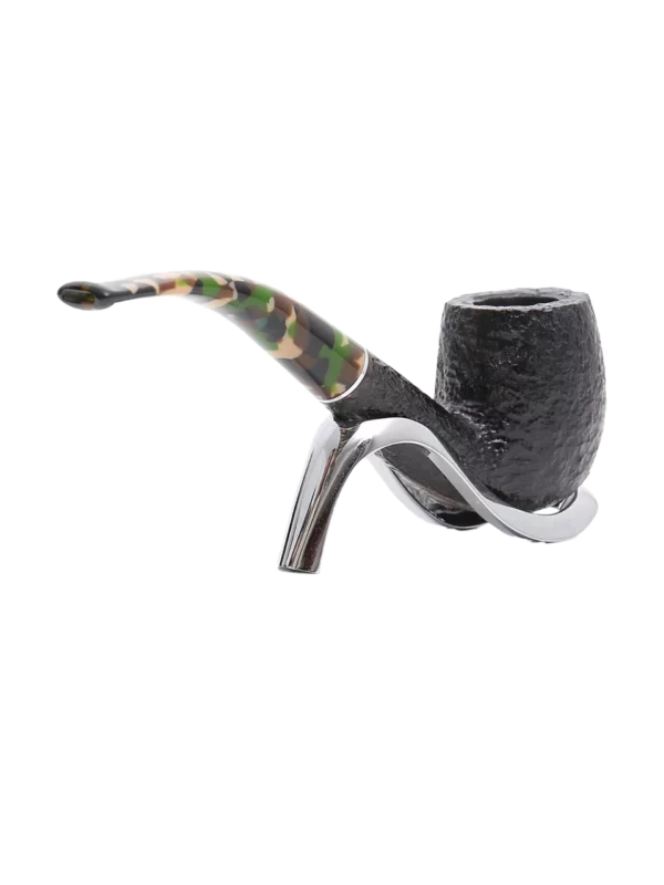 Pipe Savinelli Camouflage sur support, vue arrière, forme courbée, finition noir rustique, filtre 9 mm - A La Civette.