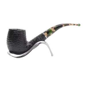 Pipe Savinelli Camouflage 606 KS sur support, vue de profil, forme courbée, finition noir rustique, filtre 9 mm - A La Civette.