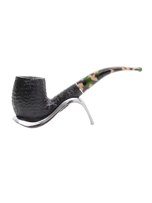 Pipe Savinelli Camouflage sur support, vue de profil, forme courbée, finition noir rustique, filtre 9 mm - A La Civette.