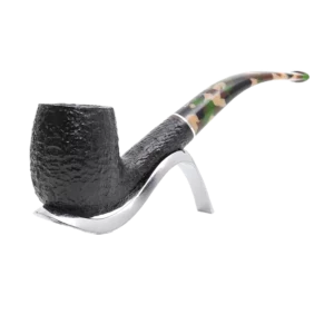 Pipe Savinelli Camouflage 606 KS sur support, vue trois quarts, forme courbée, finition noir rustique, filtre 9 mm - A La Civette.