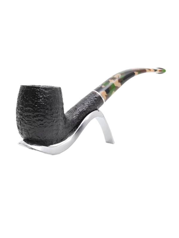 Pipe Savinelli Camouflage sur support, vue trois quarts, forme courbée, finition noir rustique, filtre 9 mm - A La Civette.