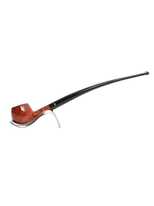 Pipe Savinelli Churchwarden 313 sur support, vue de profil, forme longue, finition naturelle, filtre 6 mm - A La Civette.