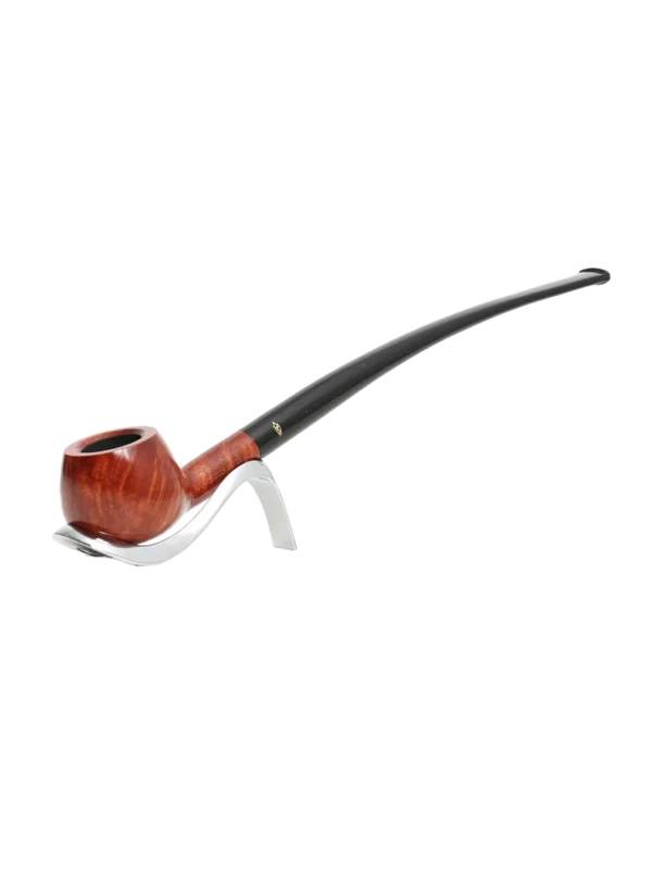 Pipe Savinelli Churchwarden sur support, vue trois quarts, forme longue, finition naturelle, filtre 6 mm - A La Civette.