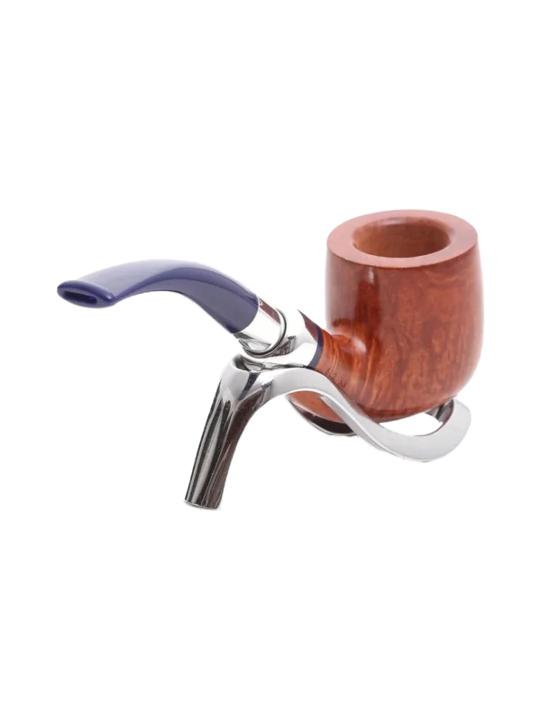 Pipe Savinelli Eleganza 622 sur support, vue arrière, forme courbée, finition naturelle, filtre 9 mm - A La Civette.