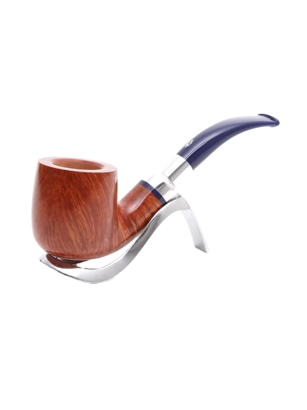 Pipe Savinelli Eleganza 622 sur support, vue trois quarts, forme courbée, finition naturelle, filtre 9 mm - A La Civette.