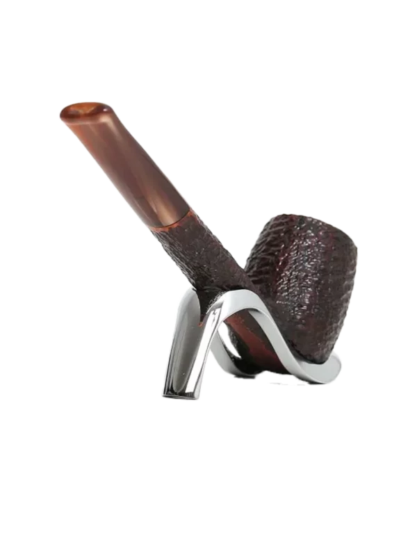 Pipe Savinelli Esploratore Boscaiolo 803 sur support, vue arrière, forme droite, finition rustique, filtre 3 mm - A La Civette.