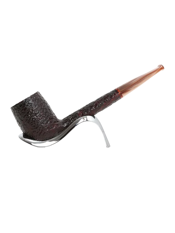 Pipe Savinelli Esploratore Boscaiolo 803 sur support, vue de profil, forme droite, finition rustique, filtre 3 mm - A La Civette.