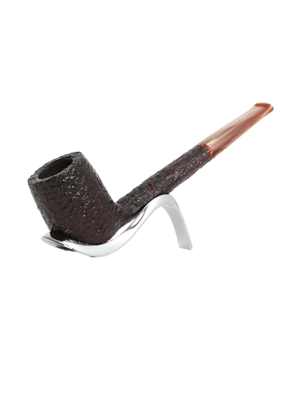 Pipe Savinelli Esploratore Boscaiolo sur support, vue trois quarts, forme droite, finition rustique, filtre 3 mm - A La Civette.