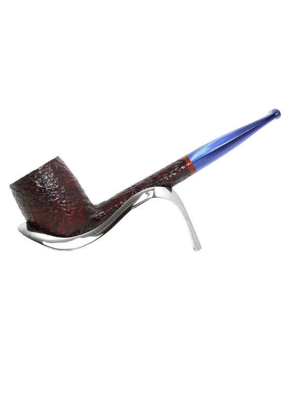 Pipe Savinelli Esploratore Marinaïo sur support, vue de profil, finition rustique, forme droite, filtre 3 mm - A La Civette.