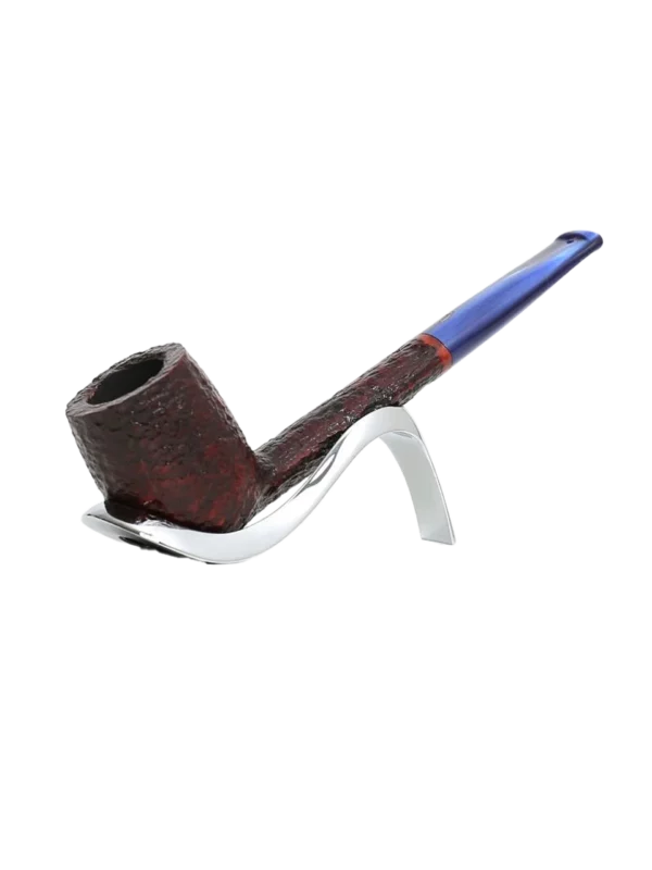 Pipe Savinelli Esploratore Marinaïo sur support, vue trois quarts, finition rustique, forme droite, filtre 3 mm - A La Civette.