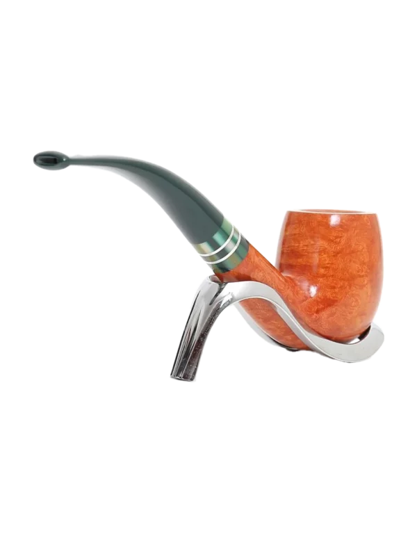 Pipe Savinelli Foresta 606 sur support, vue arrière, forme courbée, finition naturelle, filtre 9 mm - A La Civette.