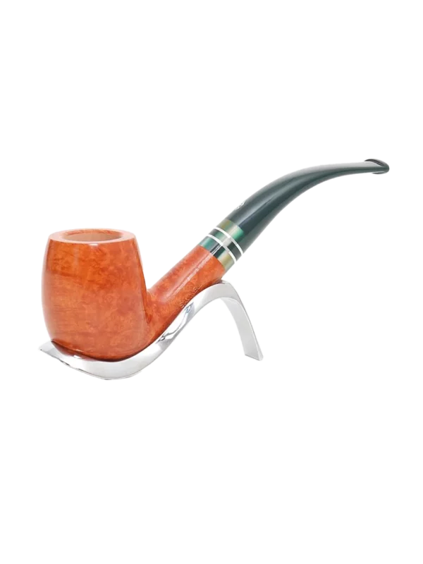 Pipe Savinelli Foresta sur support, vue trois quarts, forme courbée, finition naturelle, filtre 9 mm - A La Civette.