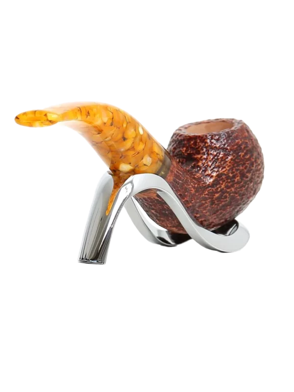 Pipe Savinelli Miele sur support, vue arrière, forme courbée, finition rustique, filtre 9 mm - A La Civette.