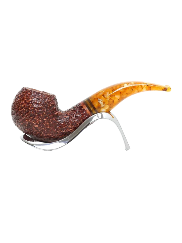 Pipe Savinelli Miele sur support, vue de profil, forme courbée, finition rustique, filtre 9 mm - A La Civette.