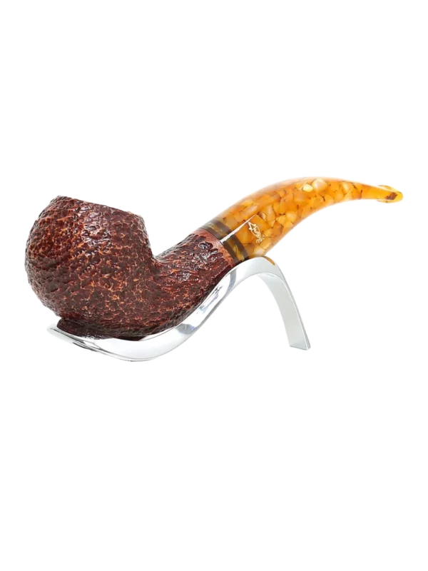 Pipe Savinelli Miele sur support, vue trois quarts, forme courbée, finition rustique, filtre 9 mm - A La Civette.