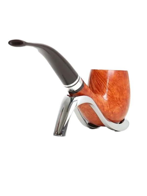 Pipe Savinelli Minerva Liscia sur support, vue arrière, forme courbée, finition naturelle, filtre 9 mm - A La Civette.