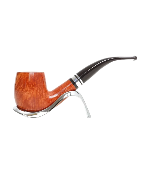 Pipe Savinelli Minerva Liscia sur support, vue de profil, forme courbée, finition naturelle, filtre 9 mm - A La Civette.