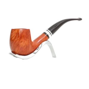 Pipe Savinelli Minerva Liscia sur support, vue trois quarts, forme courbée, finition naturelle, filtre 9 mm - A La Civette.