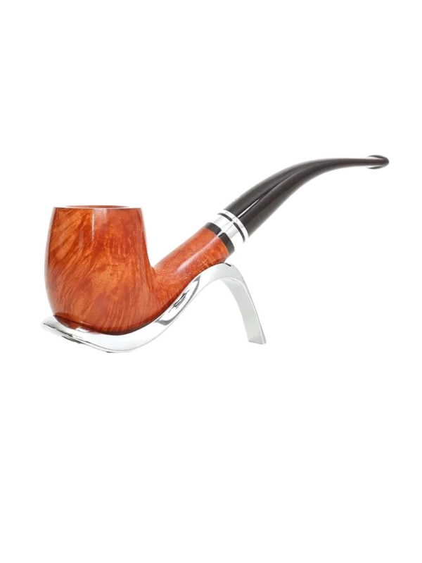 Pipe Savinelli Minerva Liscia sur support, vue trois quarts, forme courbée, finition naturelle, filtre 9 mm - A La Civette.