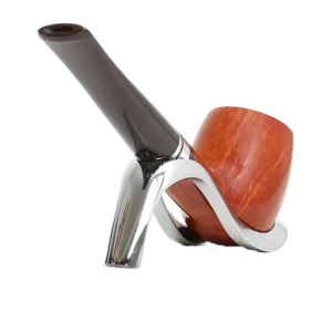 Pipe Savinelli Minerva Liscia 106 sur support, vue arrière, forme droite, finition naturelle, filtre 6 mm - A La Civette.