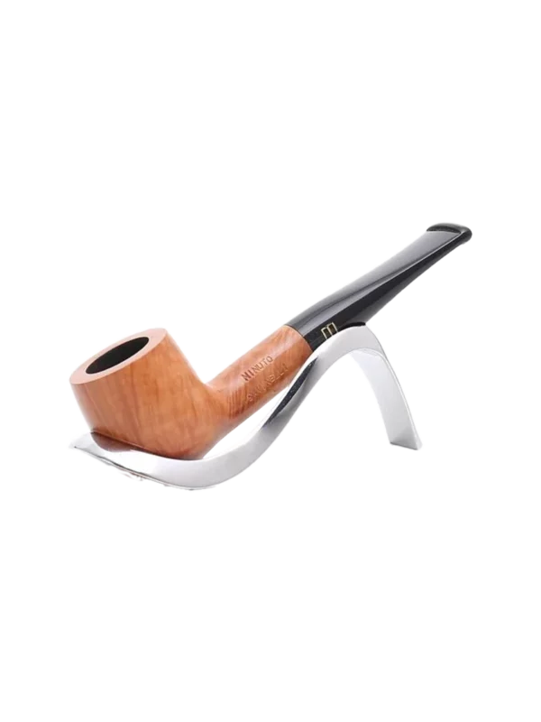 Pipe Savinelli Minuto sur support, vue trois quarts, forme droite, finition naturelle, filtre 6 mm - A La Civette.