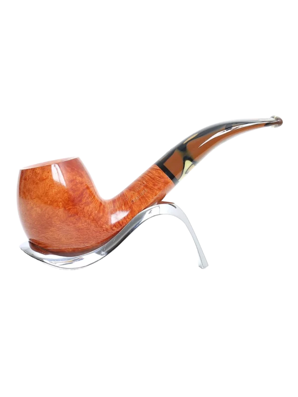 Pipe Savinelli Paloma sur support, vue de profil, forme courbée, finition naturelle, filtre 9 mm - A La Civette.