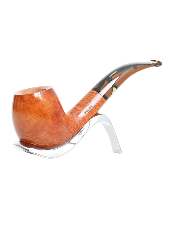 Pipe Savinelli Paloma sur support, vue trois quarts, forme courbée, finition naturelle, filtre 9 mm - A La Civette.